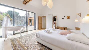 7 bedrooms, desk, iron/ironing board, travel crib