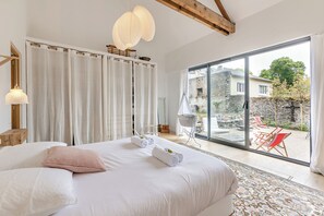 7 bedrooms, desk, iron/ironing board, travel crib