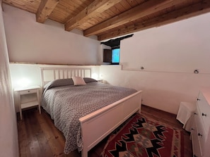 2 chambres, fer et planche à repasser, lit de bébé portatif