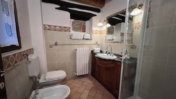 Ducha, secador de pelo, bidé y toallas
