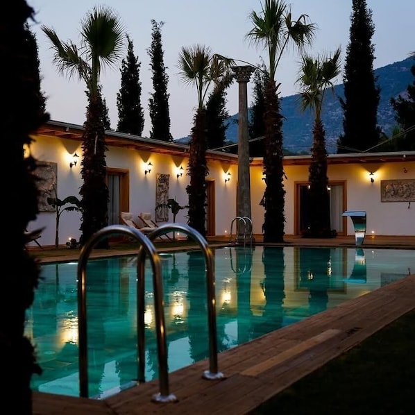 2 udendørs pools, parasoller, liggestole
