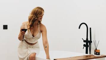 Quarto casal luxo, 1 cama Queen | Banheiro | Chuveiro, secador de cabelo, toalhas de banho, sabonete