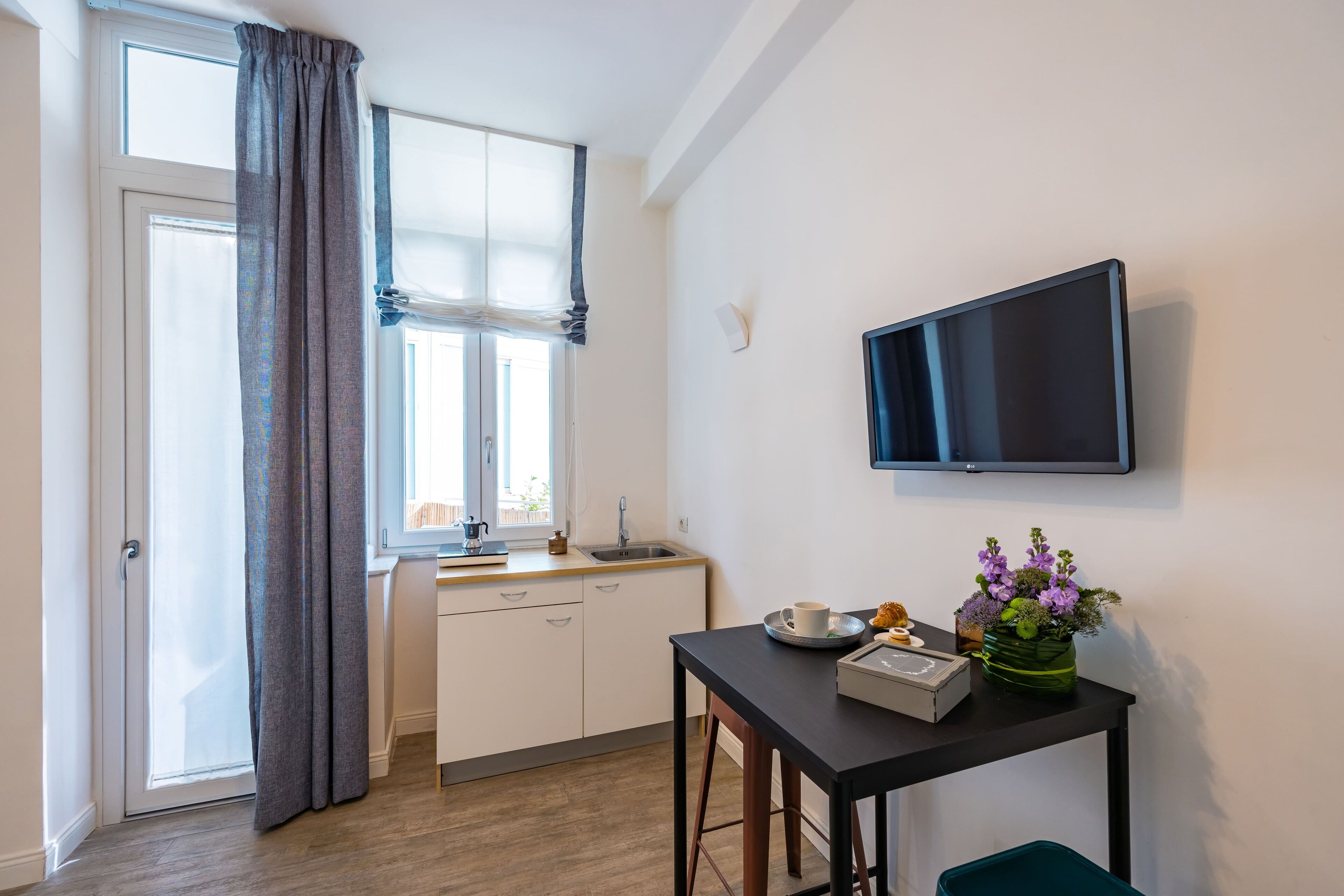 Quarto triplo, sacada | Área de estar | TV
