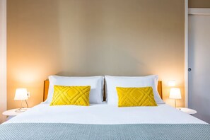 Habitación triple, balcón | Sistema de insonorización y wifi gratis