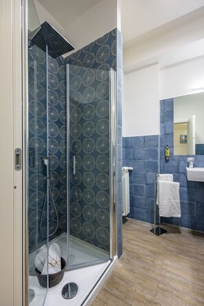 Driepersoonskamer, balkon | Badkamer | Pantoffels