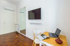 Quarto quádruplo, sacada | Área de estar | TV