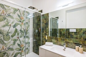 Habitación cuádruple, balcón | Baño | Zapatillas