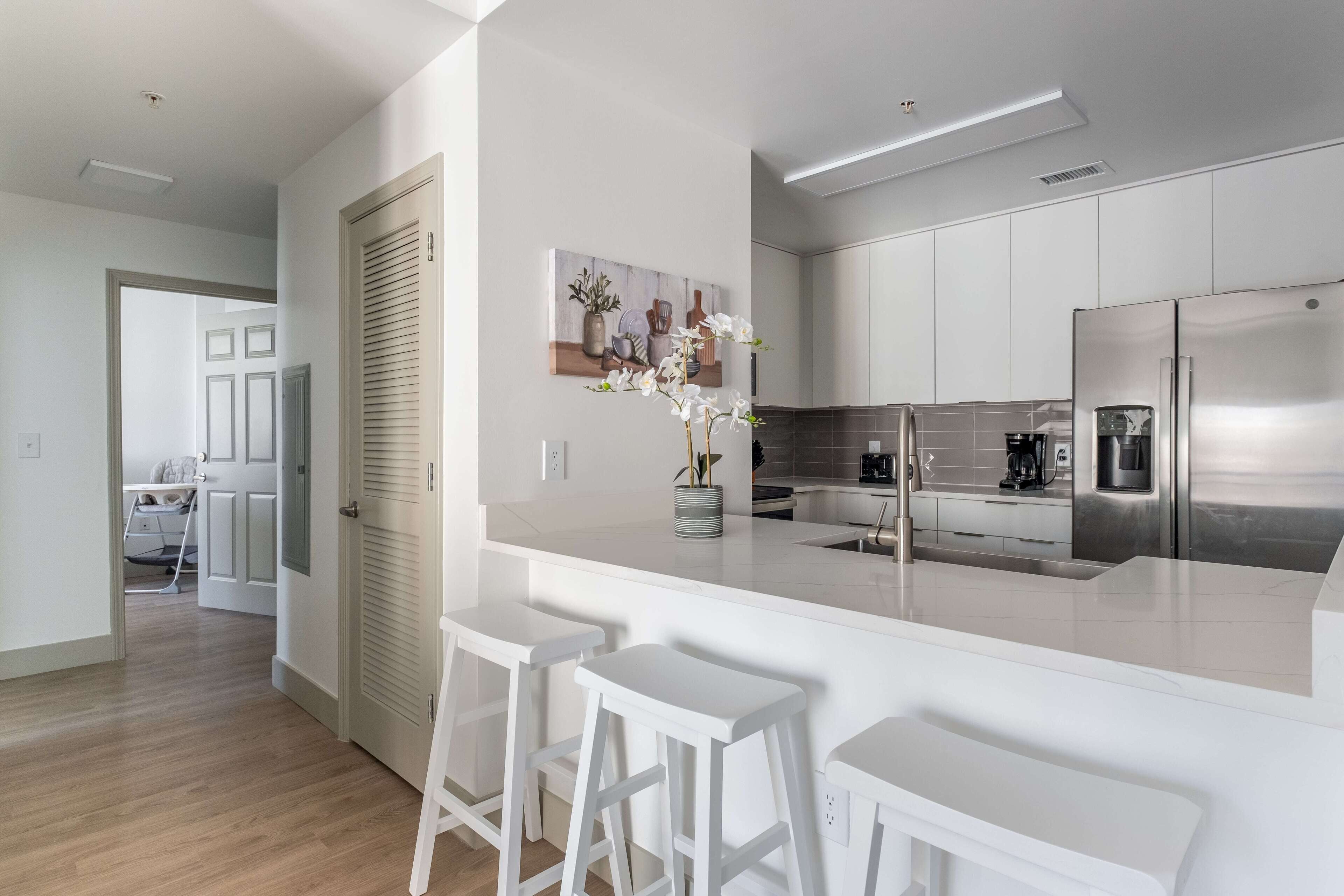 Classic Apartment, City View | Private kitchen | Fridge, microwave, oven, stovetop