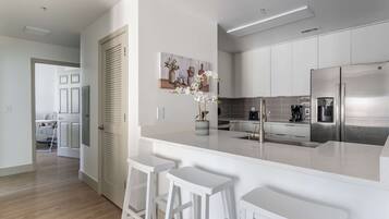 Klassiek appartement, uitzicht op stad | Privékeuken | Een koelkast, een magnetron, een oven, een kookplaat