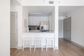 Apartamento família, vista para a cidade | Cozinha privada | Geladeira, micro-ondas, fogão, cooktop