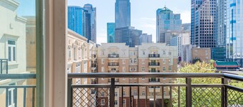 Luxury Central Apartment with Gym