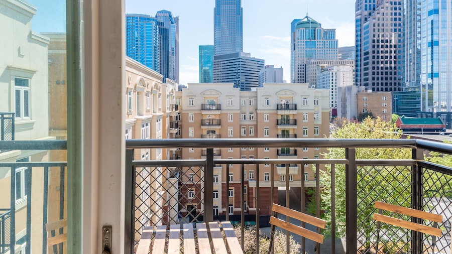 Luxury Central Apartment with Gym