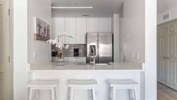 Klassiek appartement, uitzicht op stad | Privékeuken | Een koelkast, een magnetron, een oven, een kookplaat