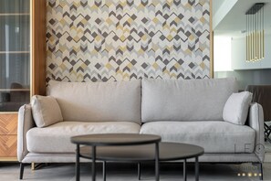 Deluxe Apartment, Sea View | Living area | Flat-screen TV - Torre Sakura (Benidorm)