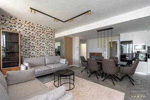 Appartamento Deluxe, vista mare | Soggiorno | TV a schermo piatto