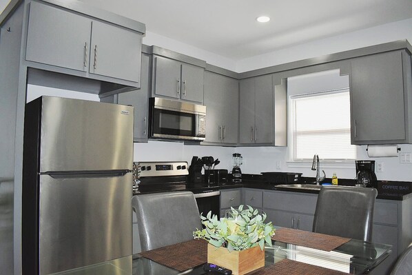 Fridge, microwave, stovetop, coffee/tea maker - 40 Min from South padre Island -10 min to Mercedes (Weslaco)