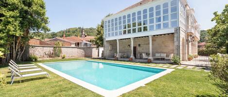 En säsongsöppen utomhuspool