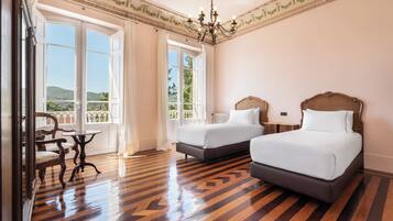 Casa (Palacio de Esgos) | Decoración personalizada, muebles diferentes y cortinas blackout