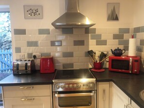 Køleskab, mikrobølgeovn, ovn, kogeplade