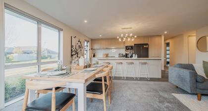 Chic Retreat - Modern Comforts & Game Room Fun!