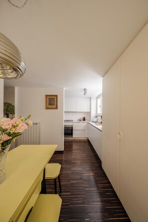 Kühlschrank, Mikrowelle, Herdplatte, Kochgeschirr/Geschirr/Besteck