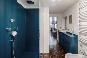 Douche, séchoir à cheveux, bidet, serviettes fournies