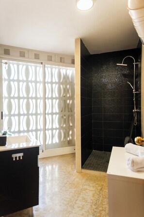 Ein Badezimmer mit Dusche, Waschbecken und Toilette.