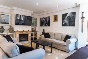 Smart TV, fireplace - Piscina, gym,2 barbacoas, vistas a Sierra Nevada desde terraza en ático de 60m2  (Peligros)