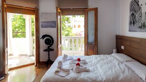 A hotel room with a bed, a balcony, and a zebra painting on the wall. - Piscina, gym,2 barbacoas, vistas a Sierra Nevada desde terraza en ático de 60m2  (Peligros)