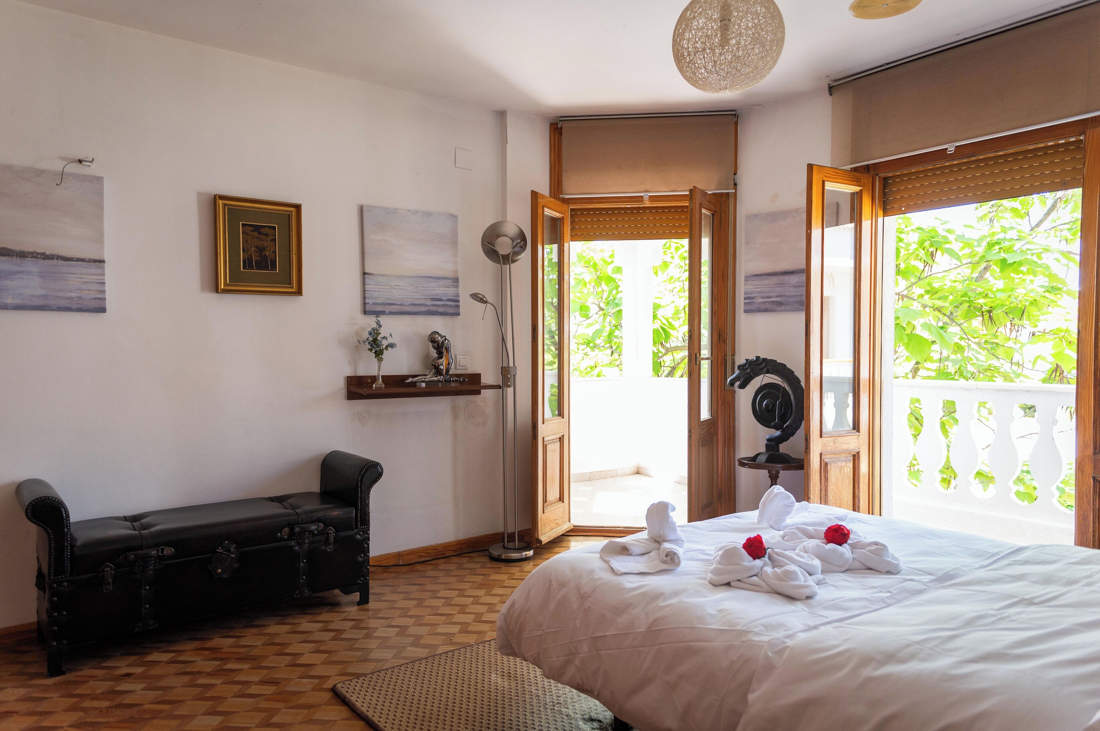 5 slaapkamers, een strijkplank/strijkijzer, gratis wifi, beddengoed