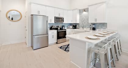 Luxury Autumn Retreat on Oleander - Unit E