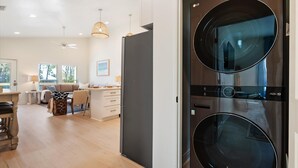 Una cocina moderna con horno empotrado y un refrigerador negro grande.