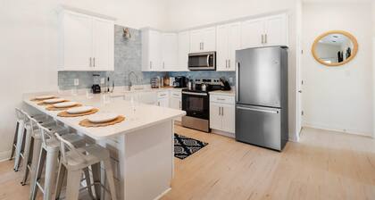 Luxury Retreat on Oleander - Unit F