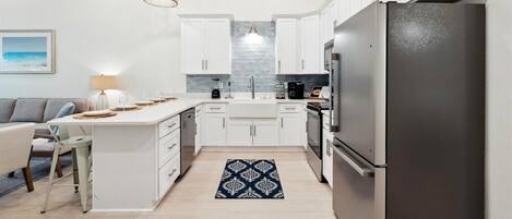 Réfrigérateur, micro-ondes, four, plaque de cuisson