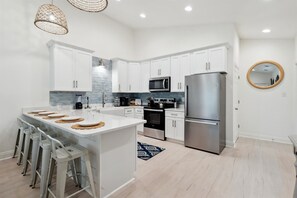 Fridge, microwave, oven, stovetop - Luxury Autumn Retreat on Oleander - Unit G (Dauphin Island)