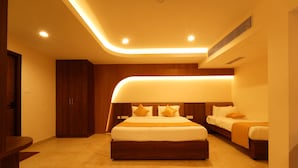 Ein modernes Schlafzimmer mit einem großen Bett, einem Einzelbett und einem Schreibtisch.