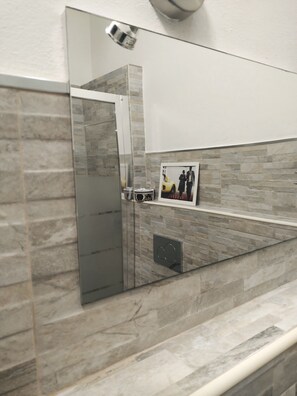 Dusche, umweltfreundliche Kosmetikartikel, Haartrockner, Bidet