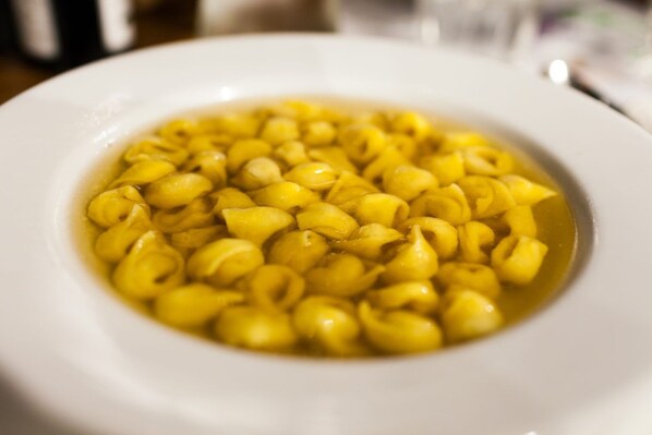 Un bol de pasta groga dins d'un bol blanc.