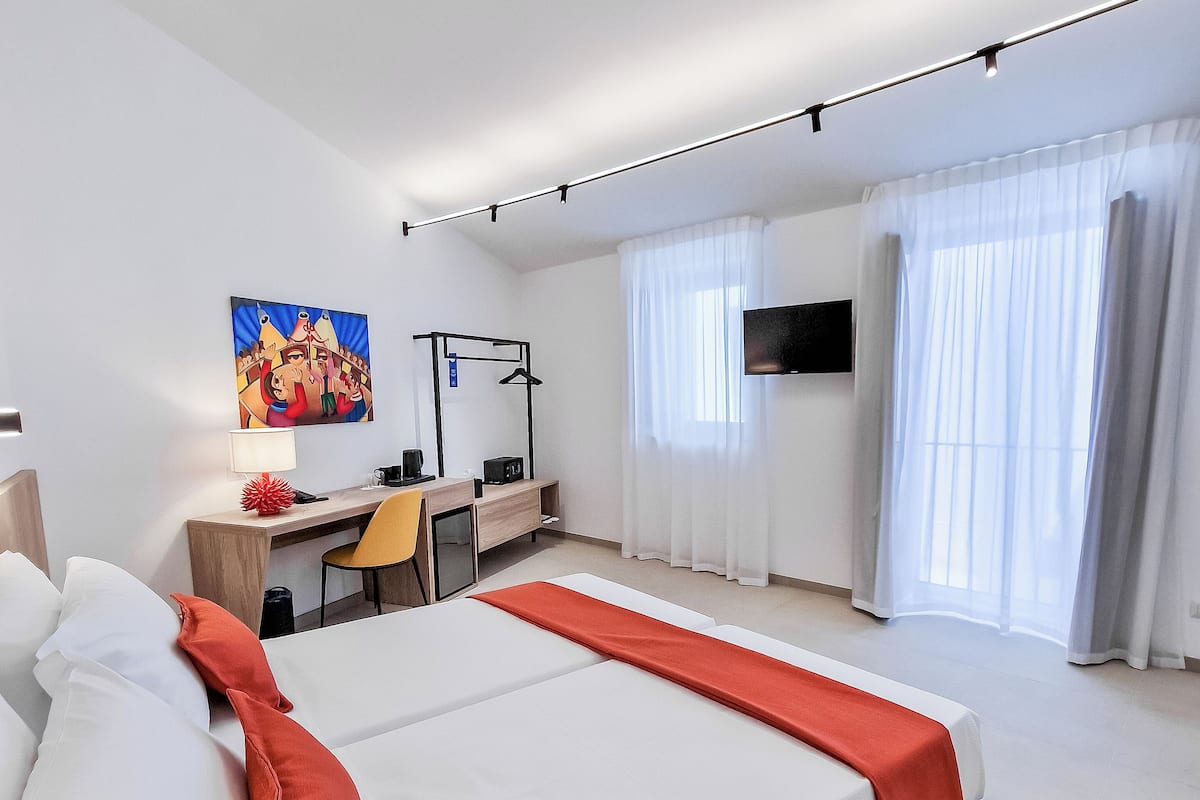 Minibar, bureau, espace de travail pour ordinateur portable