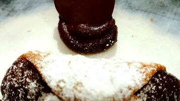 Un dessert con un pezzo di cioccolato a forma di cuore su un piatto.