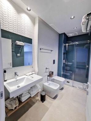Romantic Suite | Bathroom | Shower, hair dryer, slippers, towels - Thaleia Dimora di Pregio (Cefalù)