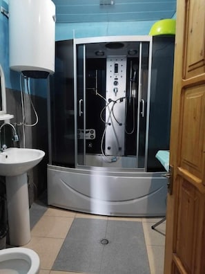 Standard Double Room | Bilik Mandi | Selipar 
