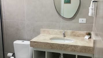 Ducha, toallas, jabón, papel higiénico