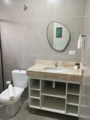 Shower, towels, soap, toilet paper - AROMA'S SUITES (Bonito)