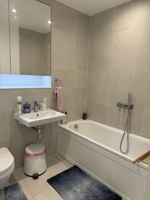 公寓 | 浴室 | 独立的浴缸和淋浴、深泡浴缸、毛巾、卫生纸