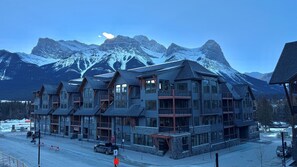 Exterior - Designer-Inspired Corner Unit 3 Bed/3 Bath+Den! (Canmore)