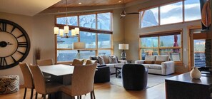Smart TV, fireplace - Luxurious 3 bedroom Penthouse - Mountain Views! (Canmore)