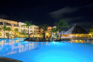3 outdoor pools, pool umbrellas, pool loungers - All-Inclusive Villas Cap Cana Marina – Punta Cana (Punta Cana)