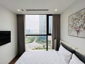 City Apartment, 3 Bedrooms, Balcony | Premium bedding, free minibar items, in-room safe - TIL - Vinhomes Skylake Elegance Suites (Hanoi)