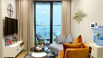 City-Apartment, 2 Schlafzimmer, Balkon, Stadtblick | Wohnbereich